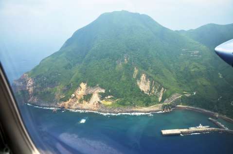 山肌むき出しの悪石島、異臭が鼻つく新燃岳――トカラ頻発地震、専門家「明らかにメカニズムが違う」　何かしらの流体の可能性を指摘